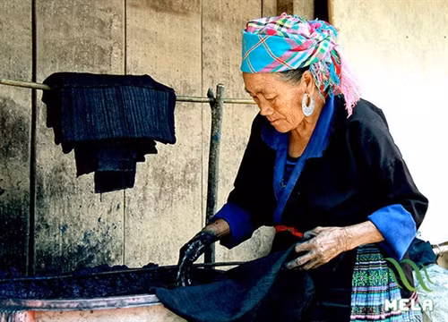 Vẽ sáp ong trên vải lanh
