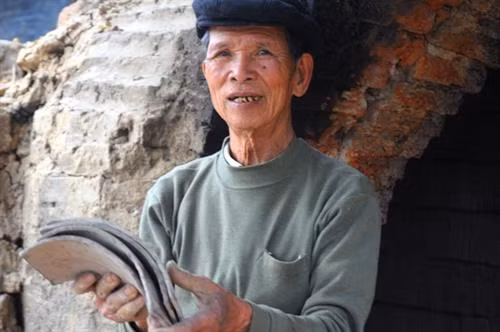 Người giữ lửa nghề làm ngói âm dương