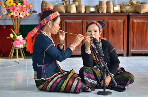 Hát dân ca trong đám cưới của người Bru - Vân Kiều
