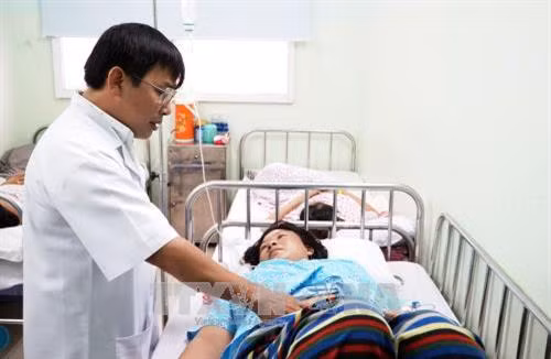 Đội cấp cứu báo động đỏ liên viện cứu sống sản phụ bị lộn tử cung sau sinh