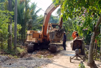 Công nhân đang thi công phần cống tuyến đường cầu Trại Giam đến rạch Ngã Bát- cầu Bà Chủ Kiểu- sông Hàng Bàng, thuộc phường Long Tuyền, quận Bình Thủy(Cần Thơ). Ảnh :.mt.gov.vn