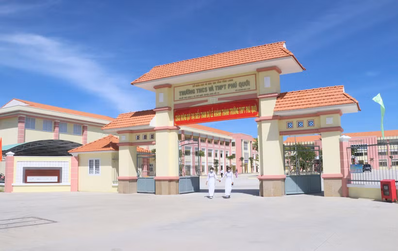 Trường Trung học cơ sở và Trung học Phổ thông Phú Quới (xã Phú Quới, huyện Long Hồ, tỉnh Vĩnh Long). Ảnh: Lê Thúy Hằng - TTXVN