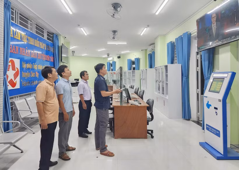 Đẩy mạnh xây dựng chính quyền số tại huyện nghèo Sơn Tây. Ảnh: TTXVN 
