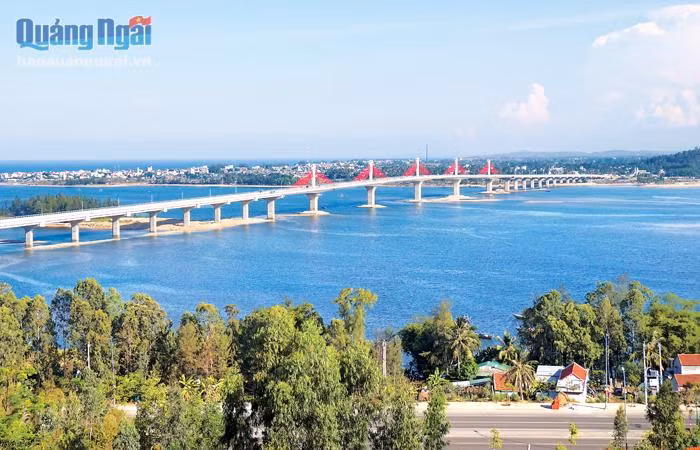 Cây cầu Cổ Lũy gồm 37 nhịp là cây cầu dây văng đầu tiên của tỉnh Quảng Ngãi. Ảnh : baoquangngai.vn