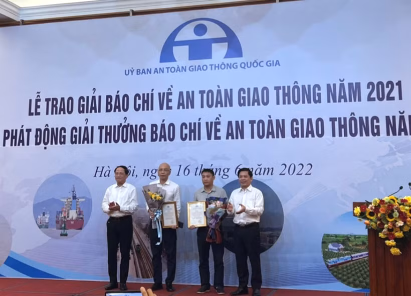 Ban tổ chức trao giải thưởng cho các tác giả. Nguồn : qdnd.vn 
