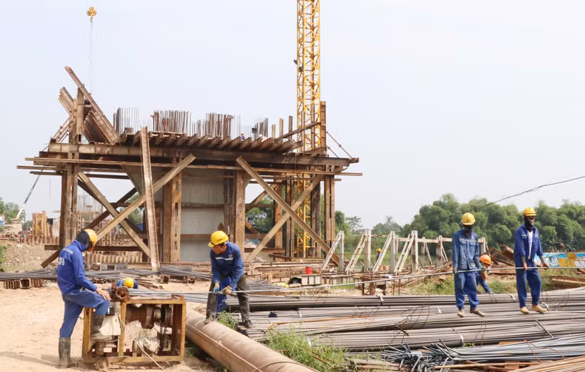 Một góc công trường thi công cầu Huống Thượng thuộc Dựa án phát triển đô thị động lực Thành phố Thái Nguyên. Ảnh: Hoàng Nguyên - TTXVN 
