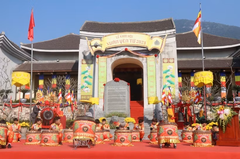 Đại diện lãnh đạo UBND tỉnh Quảng Ninh và Ban trị sự Giáo hội Phật giáo Việt Nam thực hiện nghi thức Gióng trống - Khai chuông hội Xuân Yên Tử 2023. Ảnh: Thanh Vân-TTXVN