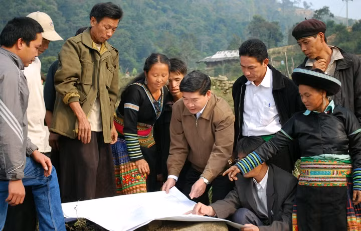 Đồng bào Mông xã Bản Mù, huyện Trạm Tấu (Yên Bái) phấn khởi nhận đất sau khi địa phương điều chỉnh, sắp xếp lại quỹ đất nông nghiệp. Ảnh: nhandan.com.vn