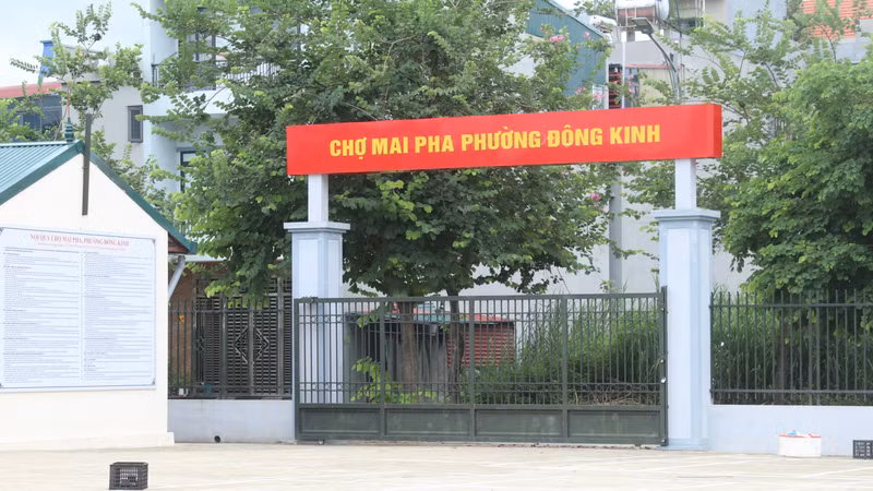 Chợ tiền tỷ ngóng... tiểu thương