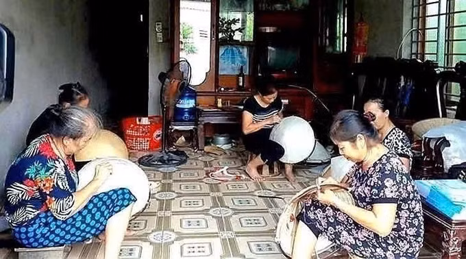 Phụ nữ Sai Nga, xã Cẩm Khê, giữ gìn nghề làm nón truyền thống. Ảnh: Nguyễn Thảo/TTXVN