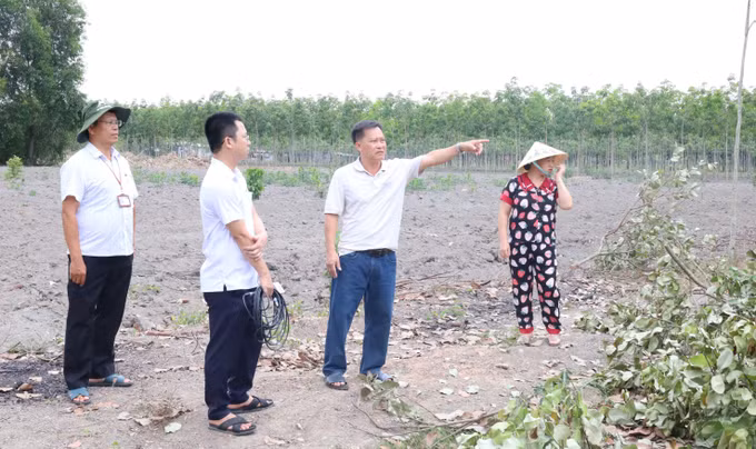 Gia đình ông Triệu Văn Thình (áo thun trắng đứng chỉ tay), ngụ ấp Đồng Bia, xã Tân Lợi là một trong những hộ dân tiên phong hiến gần 1 ha đất làm đường tại xã Tân Lợi.