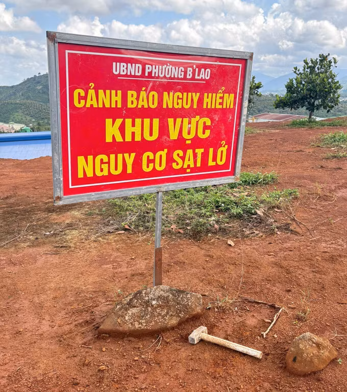 Cơ quan chức năng phường B’Lao, tỉnh Lâm Đồng gắn biển cảnh báo nguy hiểm tại khu vực nguy cơ sạt lở khu vực giáp Khu công nghiệp Lộc Sơn. Ảnh: TTXVN phát