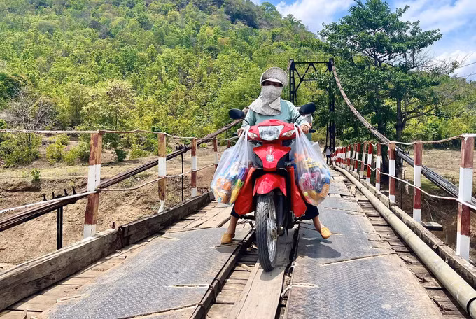 Tình trạng xuống cấp, hư hỏng của cầu treo Tung Ke bắc qua sông Ayun (xã Ayun, huyện Chư Sê, tỉnh Gia Lai). Ảnh: Hoài Nam/TTXVN