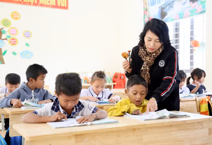 Em Hồ Kay (áo vàng), học sinh điểm trường K Ai (xã Dân Hóa) thường xuyên nghỉ học nên luôn được giáo viên kèm cặp, bổ sung kiến thức.