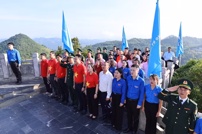 Các đại biểu tham dự Lễ chào cờ Chặng 3 - Hành trình “Tôi yêu Tổ quốc tôi” năm 2026 tại Cột cờ Quốc gia Lũng Cú, xã Lũng Cú, tỉnh Tuyên Quang. Ảnh: Minh Đức/TTXVN