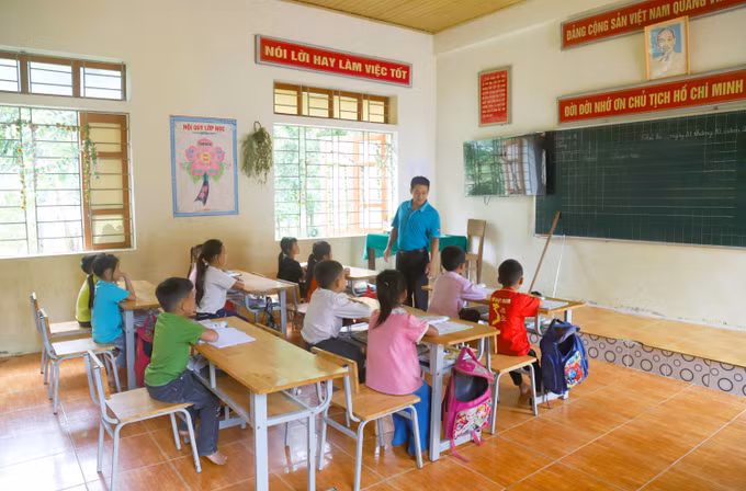 Thầy giáo Phan Ngọc Khánh trong giờ lên lớp ở Điểm trường Tiểu học bản Na Ngân thuộc Trường Phổ thông dân tộc bán trú Tiểu học Nga My (tỉnh Nghệ An). Ảnh: Xuân Tiến - TTXVN