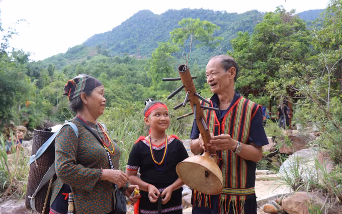Nghệ nhân người Ca Dong biểu diễn nhạc cụ truyền thống tại điểm du lịch Hồ Rà Hách xã Sơn Tây Hạ.