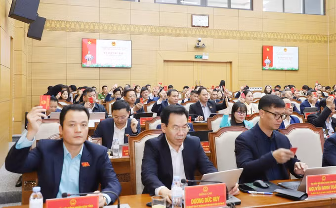 Đại biểu thông qua nghị quyết tại kỳ họp. Ảnh: TTXVN phát