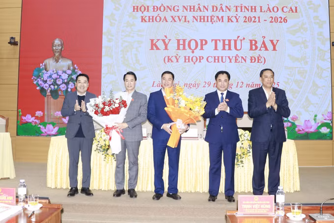 Ban Thường vụ tỉnh Lào Cai tặng hoa chúc mừng ông Luyện Hữu Chung và ông Nguyễn Trung Triều trúng cử chức danh Ủy viên Ủy ban nhân dân tỉnh Lào Cai khóa XVI, nhiệm kỳ 2021 - 2026. Ảnh: Tuấn Anh - TTXVN