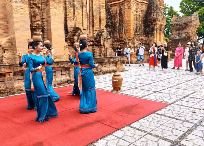 Biểu diễn nghệ thuật Chăm phục vụ du khách tại Di tích quốc gia đặc biệt Tháp Bà Pô Nagar (phường Bắc Nha Trang, Khánh Hòa).