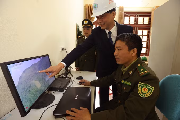 Kiểm tra, giám sát bảo vệ rừng qua hệ thống camera ở Vườn quốc gia Hoàng Liên, tỉnh Lào Cai. Ảnh: Vũ Sinh/TTXVN