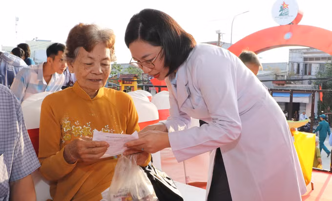 Mẹ Việt Nam Anh hùng Đoàn Thị Tàng được tư vấn sử dụng thuốc trong buổi khám bệnh miễn phí dịp Tết Quân dân 2026.