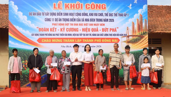 Đại diện lãnh đạo UBND xã Nha Bích trao quà cho đại diện 20 hộ dân trên địa bàn các ấp triển khai dự án.