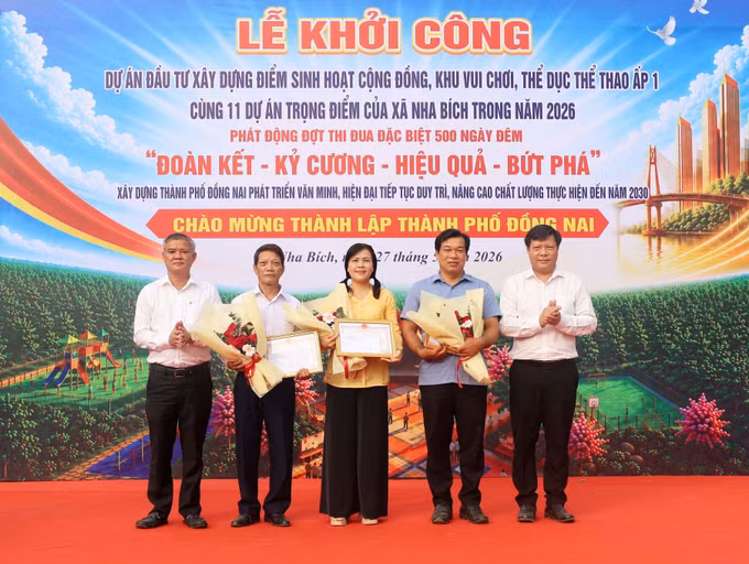 Lãnh đạo UBND xã Nha Bích khen thưởng cho các hộ gia đình tiêu biểu trong hiến đất mở rộng đường giao thông nông thôn.