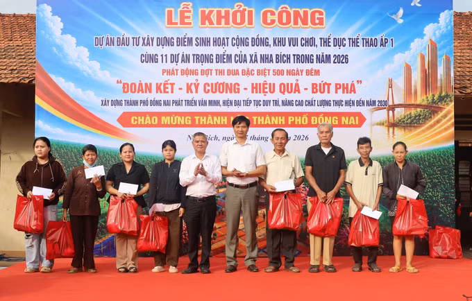 Đại diện lãnh đạo UBND xã Nha Bích trao quà cho đại diện 20 hộ dân trên địa bàn các ấp triển khai dự án.