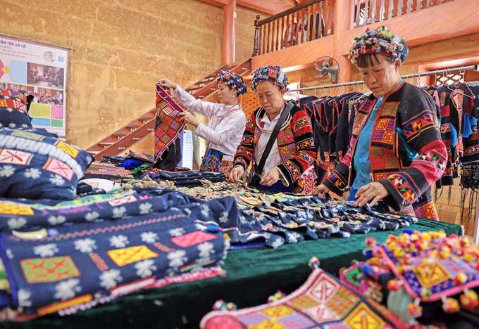 Trang phục thổ cẩm, một nét văn hóa của đồng bào dân tộc Lô Lô, Hà Giang. Ảnh: Trần Việt/TTXVN