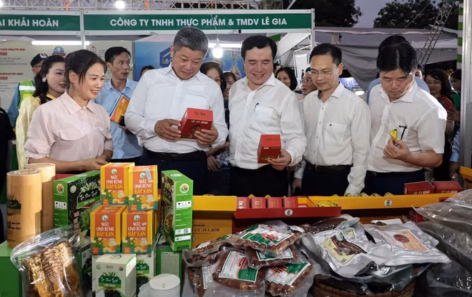 Sản phẩm nông sản chế biến của đồng bào dân tộc thiểu số đến từ Thái Nguyên tham gia hội chợ OCOP tại Hà Nội. Ảnh: Trần Việt/TTXVN