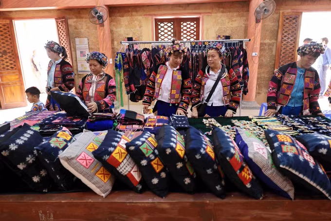 Trang phục thổ cẩm, một nét văn hóa của đồng bào dân tộc Lô Lô, Hà Giang. Ảnh: Trần Việt/TTXVN