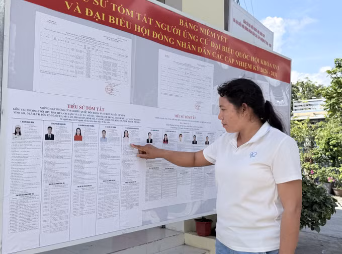 Cử tri xã Tri Tôn, An Giang tìm hiểu tiểu sử người ứng cử tại khu vực bỏ phiếu.