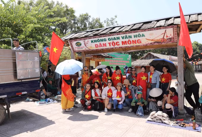 Không gian văn hóa Mông được nhiều du khách yêu thích.