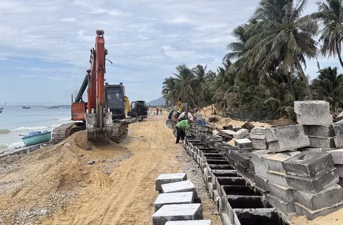 Đơn vị thi công tập trung phương tiện và nhân lực đẩy nhanh tiến độ kè biển đoạn thuộc thôn Mỹ Quang Nam (xã Tuy An Nam).