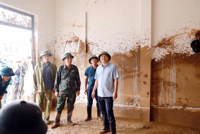 Thứ trưởng Nguyễn Hoàng Hiệp cùng đoàn công tác kiểm tra một số nhà dân bị thiệt hại nặng nề về tài sản do lũ ống, lũ quét gây ra tại xã Mường Than, tỉnh Lai Châu.