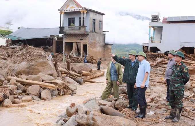 Chủ tịch UBND tỉnh Lai Châu trao đổi với Thứ trưởng Nguyễn Hoàng Hiệp cùng đoàn nơi xã ra lũ ống, lũ quét tại xã Mường Than tỉnh Lai Châu.
