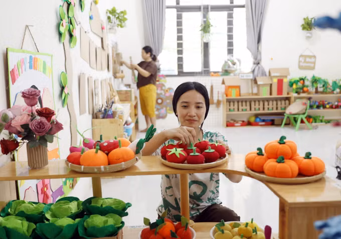 Giáo viên Trường Mầm non Thu Lũm chỉnh trang sắp xếp lại phòng lớp học chuẩn bị cho năm học mới.