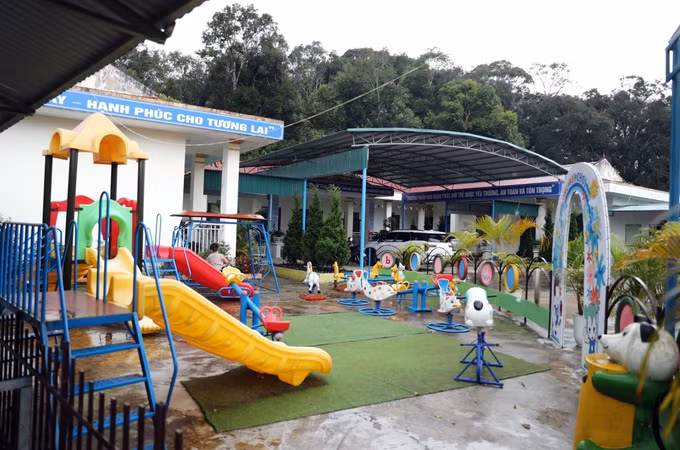 Trường Mầm non Thu Lũm được sáp nhập từ Trường Mầm non Ka Lăng và Trường Mầm non Thu Lũm với đầy đủ cơ sở vất chất.