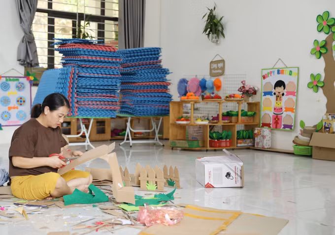 Giáo viên Trường Mầm non Thu Lũm tự làm đồ chơi cho học sinh chuẩn bị cho năm học mới.