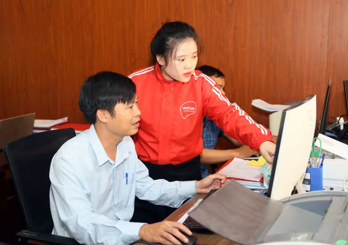 Cán bộ Viettel hỗ trợ công chức Trung tâm hành chính công xã Thượng Trạch (Quảng Trị) trong giải quyết thủ tục trực tuyến.