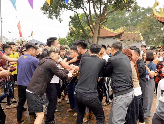 Các thanh niên trong làng tham gia tranh chiếu thánh, cầu mong may mắn đầu năm.