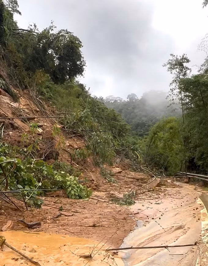 Điểm sạt lở ở gần đầu cầu bản Tong (xã Trung Hạ), thuộc Km22 - Km23, có chiều dài khoảng 30m.