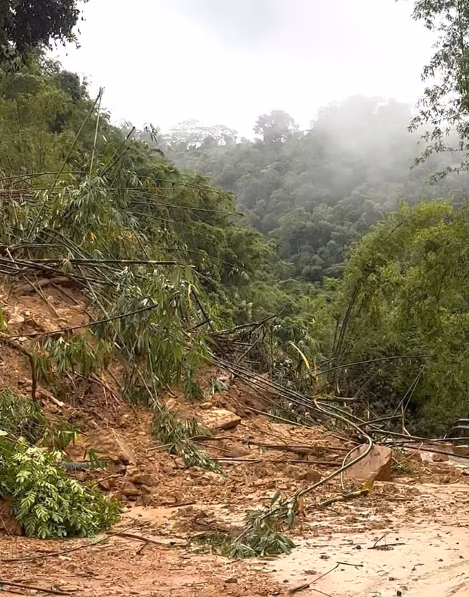 Tại vị trí sạt lở, đất đá, bùn nhão, cây cối đổ tràn ra mặt đường khiến giao thông bị chia cắt hoàn toàn, khối lượng đất đá sạt lở ước khoảng 40-50 m3.