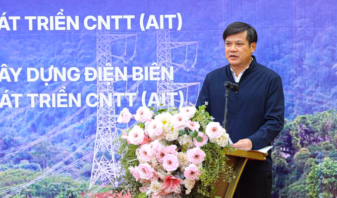 Phó Chủ tịch UBND tỉnh Điện Biên Lò Văn Cương phát biểu tại lễ khởi công.