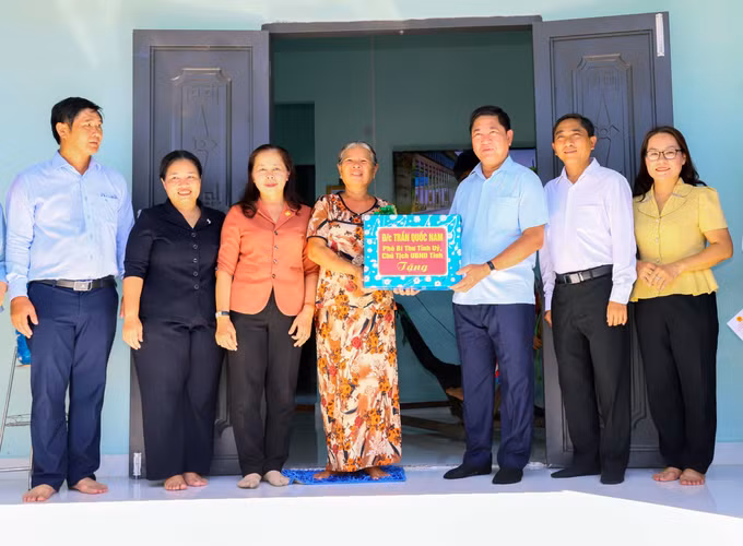 Chủ tịch UBND tỉnh Ninh Thuận Trần Quốc Nam tặng quà và trao nhà xây mới cho người dân ở xã Bắc Sơn, huyện Thuận Bắc.