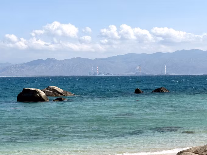 Đảo Hòn Cau với nước biển xanh biếc nhìn về hướng Trung tâm điện lực Vĩnh Tân.