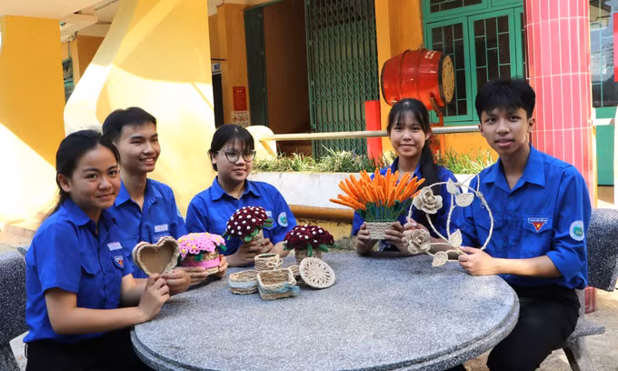 Nhóm 5 học sinh lớp 10, Trường THPT Sơn Hà, xã Sơn Hà với các sản phẩm thủ công từ sợi vỏ keo.