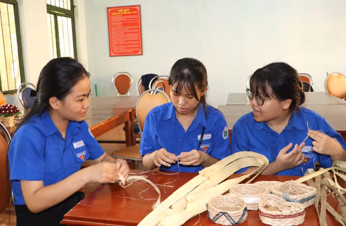 Học sinh Trường THPT Sơn Hà tách sợi vỏ keo để xử lý, tạo sản phẩm.