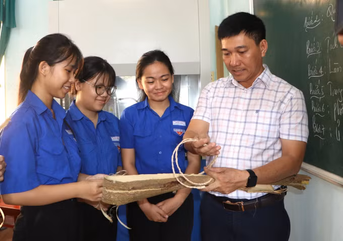 Thầy giáo Trường THPT Sơn Hà hướng dẫn quy trình xử lý vỏ keo để tạo ra sản phẩm sợi vỏ keo.